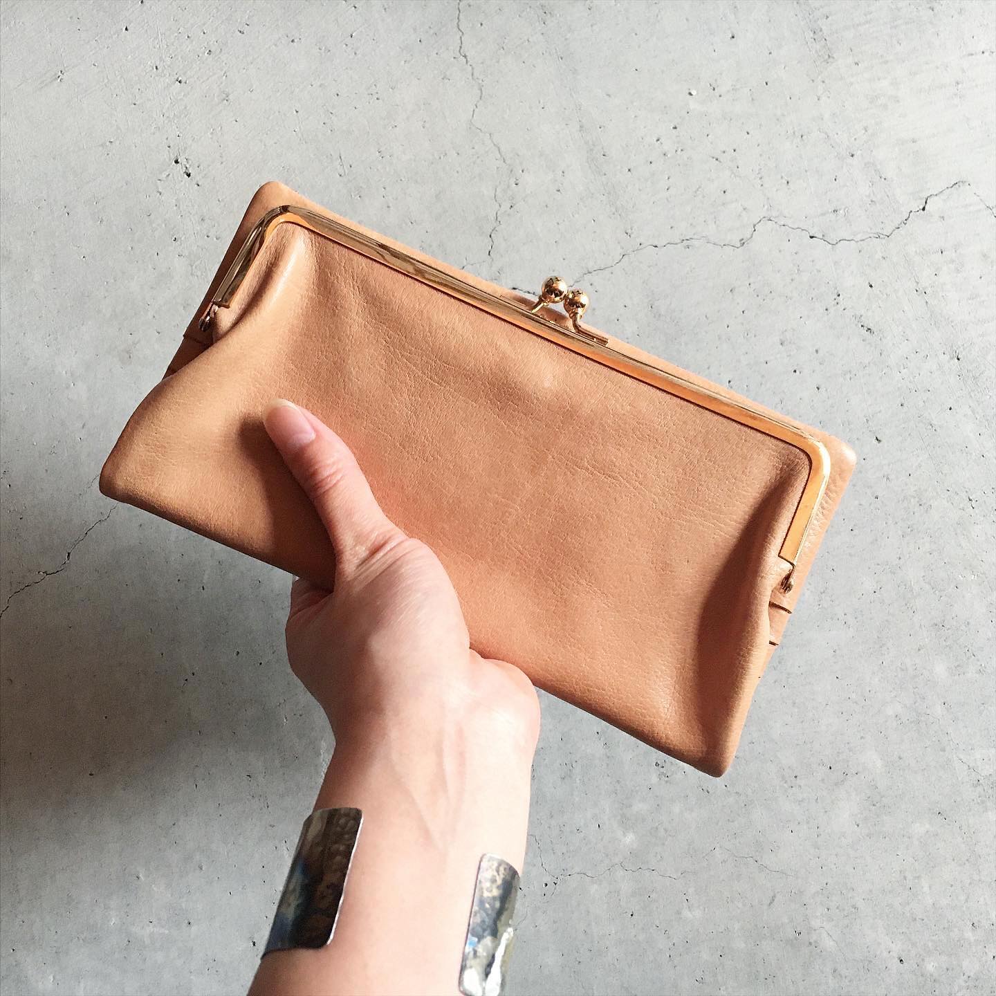 ＊Damasquina GAMAGUCHIシリーズの長財布はバッグの様なデザイン。大人っぽいすっきりとした仕様と革の経年変化で使い込むとより雰囲気が落ち着き良くなります。現代の生活スタイルにあわせて、スマホ＊1や通帳・パスポートなど収納アレンジ出来る作りです。手に持つだけでお洋服と馴染みクラシカルな印象でお使い頂けます。詳しくはWEB SHOPをご覧下さい。＊1 スマホの形状によっては収納できない場合がございます。詳しくはお問い合わせ下さいませ。
